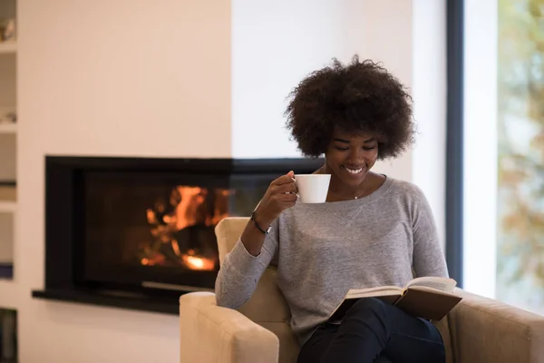 Mulher bebendo café e livro de leitura — Fotografia de Stock