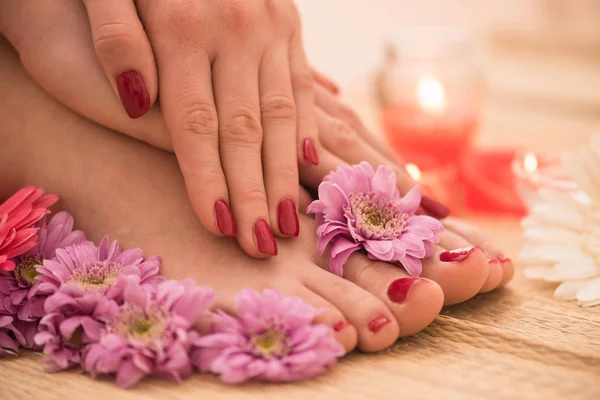 Pés femininos e mãos no salão de spa — Fotografia de Stock