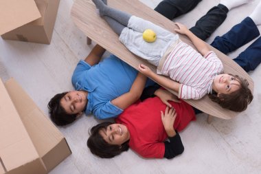 çocuklar çevrelerindeki karton kutular ile görünümü top
