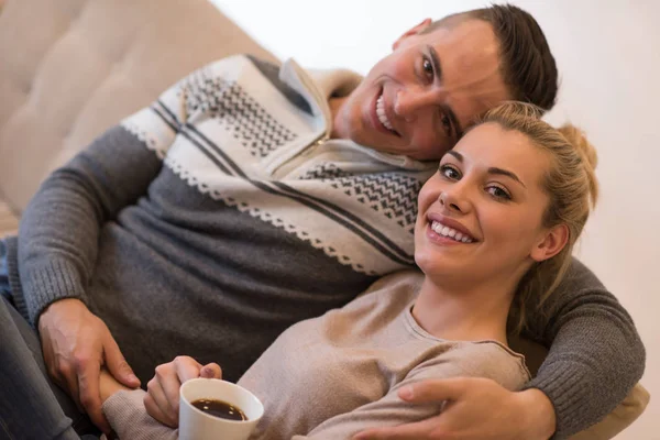 Unga Romantiska Paret Sitter Soffan Framför Öppna Spisen Hemma Prata — Stockfoto