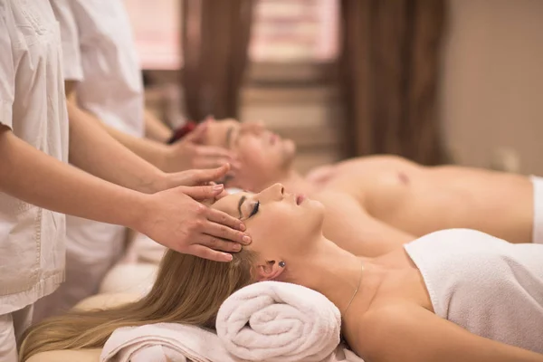 Par njuter huvud massage på spa — Stockfoto