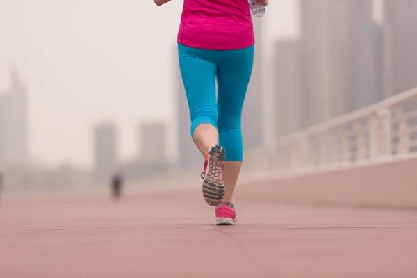 Mujer corriendo en el paseo marítimo — Foto de Stock