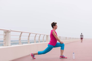 gezinti yerinde ısınma ve germe kadın