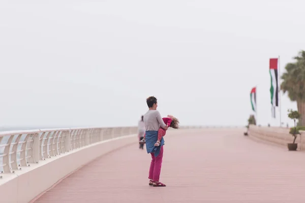 Matka a roztomilá holčička na promenádě u moře — Stock fotografie