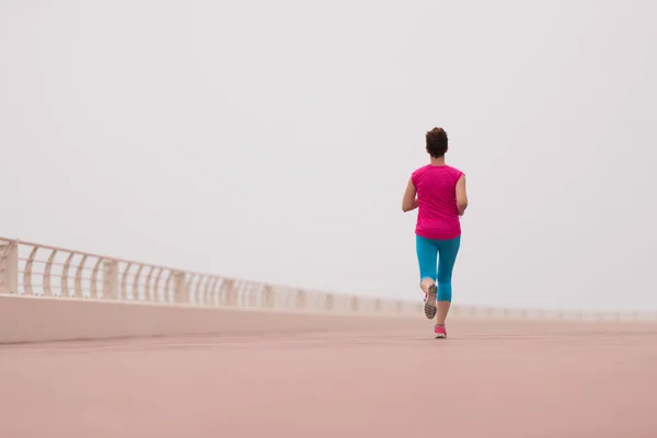 Elfoglalt futás-sétányán nő — Stock Fotó
