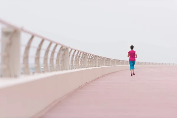 Mujer ocupada corriendo en el paseo marítimo —  Fotos de Stock
