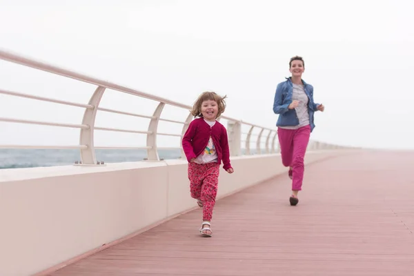Matka i Ładna dziewczynka na promenadzie nad morzem — Zdjęcie stockowe
