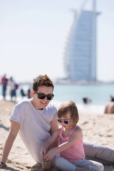 Mãe e filha na praia — Fotografia de Stock