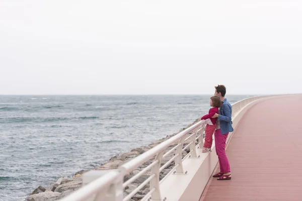 Anne ve Promenade denizin kenarında sevimli küçük kız — Stok fotoğraf