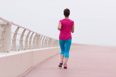 kadın gezinti yerinde çalışan meşgul