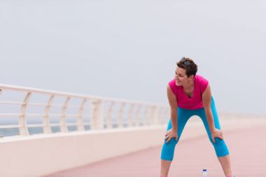 gezinti yerinde ısınma ve germe kadın