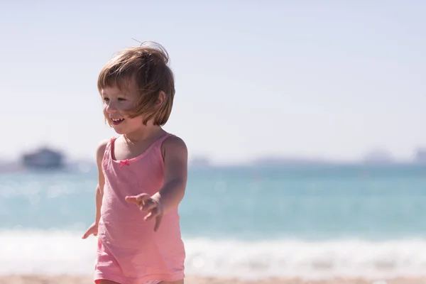 Petite fille mignonne à la plage — Photo
