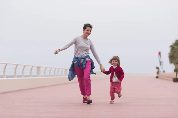 Matka a roztomilá holčička na promenádě u moře — Stock fotografie