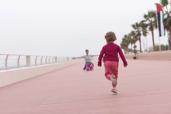 Mutter und süßes kleines Mädchen auf der Promenade am Meer — Stockfoto