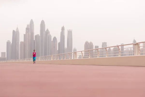 Donna che corre sul lungomare — Foto Stock