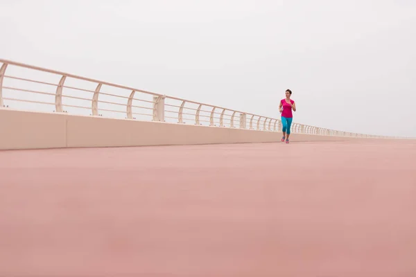 Frau läuft auf der Promenade — Stockfoto