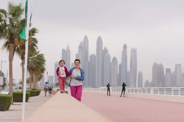 Mutter und süßes kleines Mädchen auf der Promenade — Stockfoto