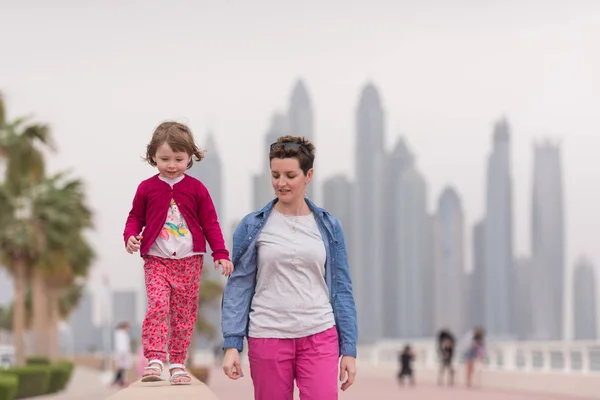 Mutter und süßes kleines Mädchen auf der Promenade — Stockfoto