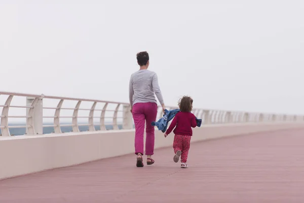Matka i Ładna dziewczynka na promenadzie nad morzem — Zdjęcie stockowe