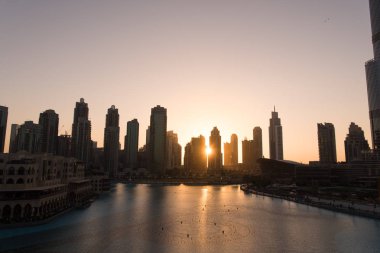 DUBAI Uae 31 Ocak 2017 ünlü müzikal çeşme Dubai'deki gökdelenler içinde belgili tanımlık geçmiş güzel yaz akşamında ile