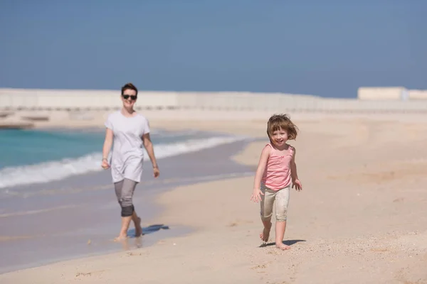 Matka i córka biegające po plaży — Zdjęcie stockowe