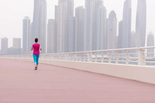 Donna che corre sul lungomare — Foto Stock