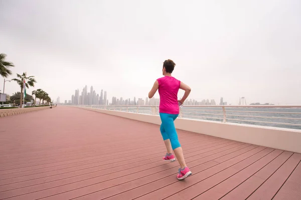 Vrouw wordt uitgevoerd op de promenade — Stockfoto