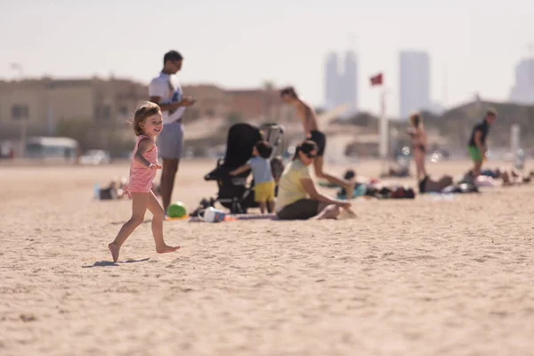 Menina bonito na praia — Fotografia de Stock