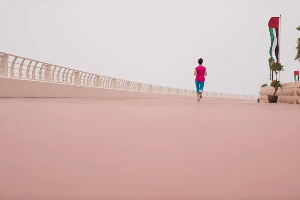 Frau läuft auf der Promenade — Stockfoto