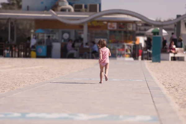 Piccola ragazza carina in spiaggia — Foto Stock