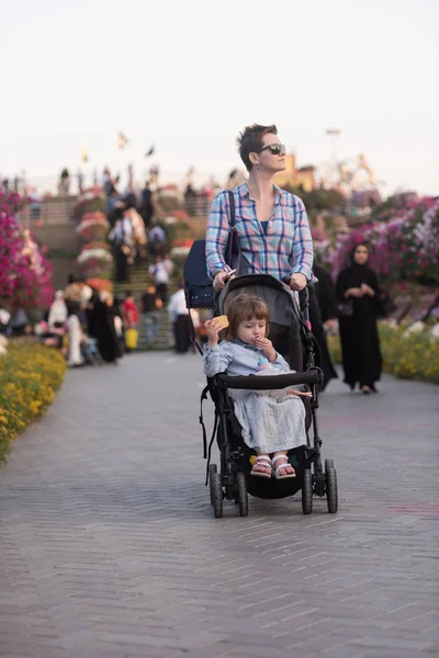 Mãe e filha no jardim de flores — Fotografia de Stock