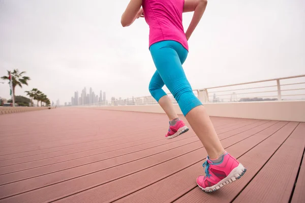 Donna che corre sul lungomare — Foto Stock