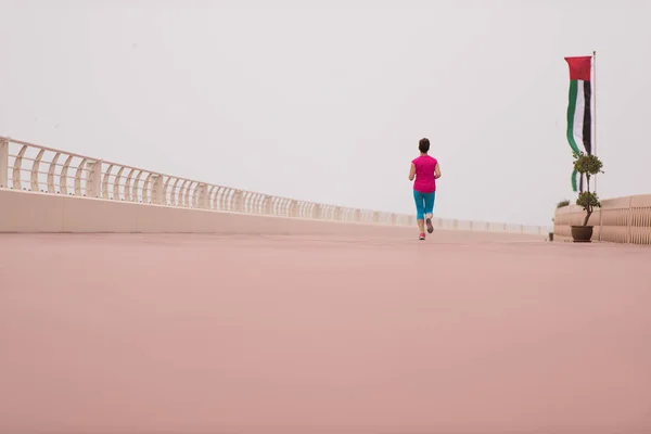 Mulher ocupada correndo no passeio — Fotografia de Stock