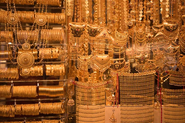 Jóias de ouro na vitrine da loja — Fotografia de Stock