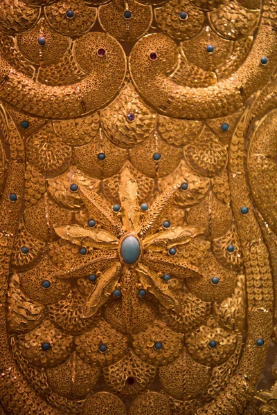 Gold jewelry in the shop window — Stock Photo, Image