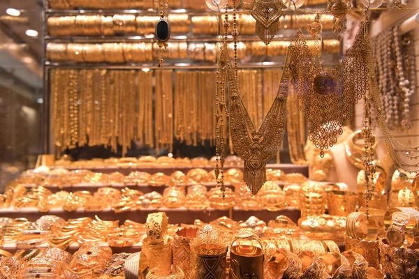 Joyas de oro en el escaparate — Foto de Stock