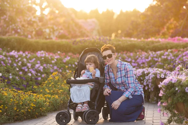 Madre e figlia nel giardino fiorito — Foto Stock