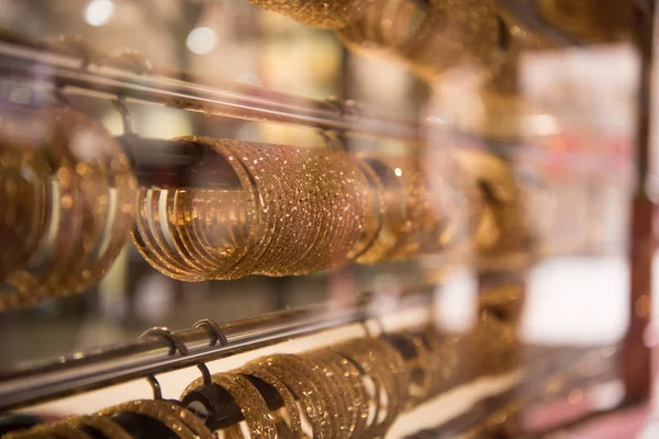 Jóias de ouro na vitrine da loja — Fotografia de Stock