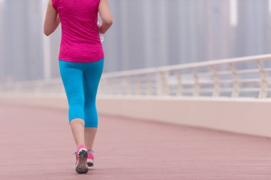 gezinti yerinde çalışan kadın