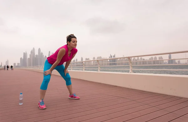 Donna stretching e riscaldamento — Foto Stock