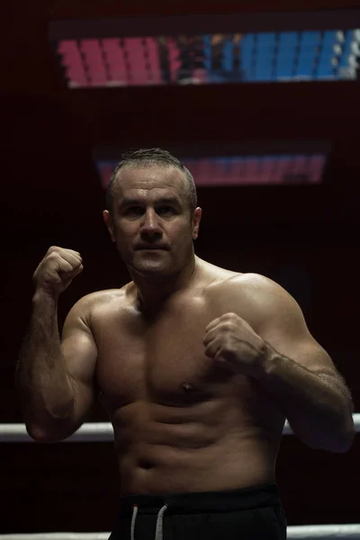 Kickboxer profissional muscular — Fotografia de Stock