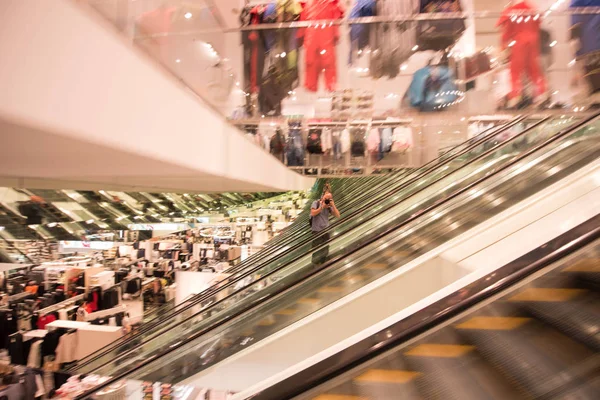 Fotograf Som Arbetar Rulltrappan Ett Stort Modernt Shoppingcenter — Stockfoto