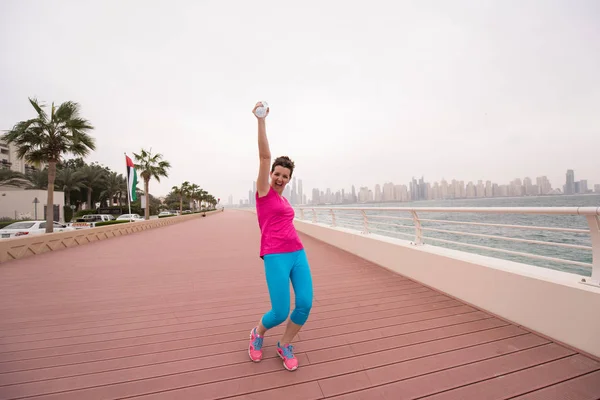 Joven mujer celebrando una exitosa carrera de formación —  Fotos de Stock