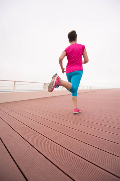 Mujer ocupada corriendo en el paseo marítimo — Foto de Stock