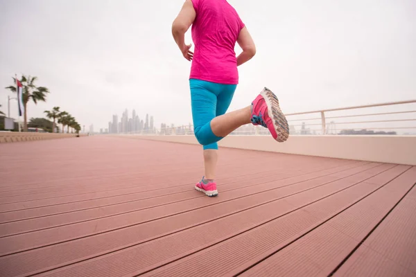 Vrouw wordt uitgevoerd op de promenade — Stockfoto