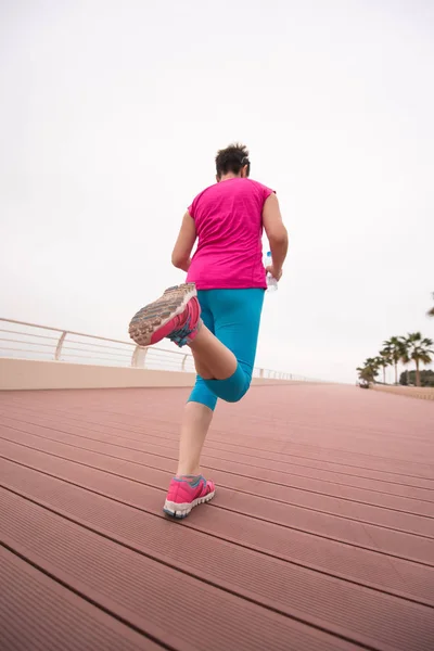 Frau läuft auf der Promenade — Stockfoto