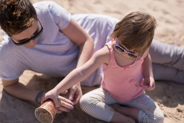 Mama i córka na plaży — Zdjęcie stockowe