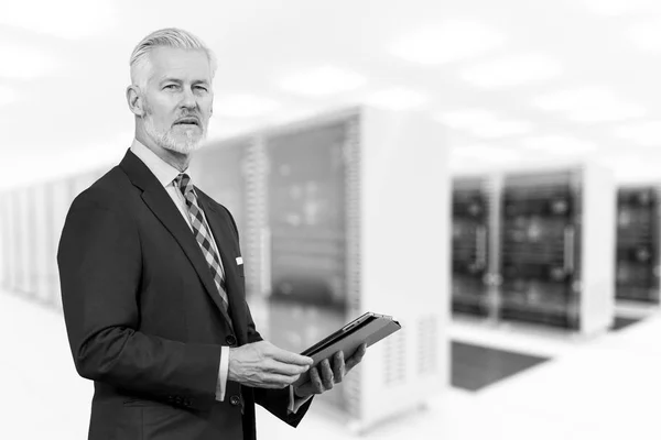 Hombre de negocios sénior en sala de servidores — Foto de Stock