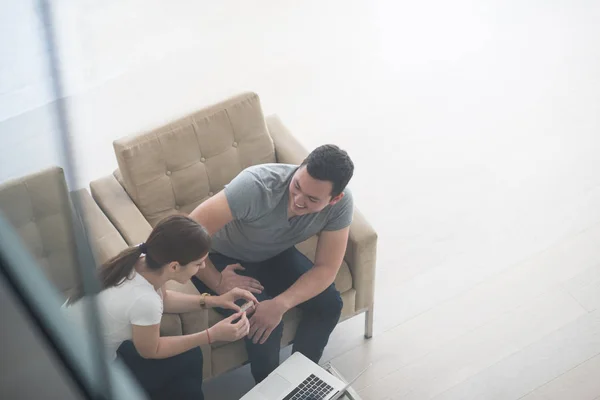 Feliz pareja joven comprar en línea —  Fotos de Stock