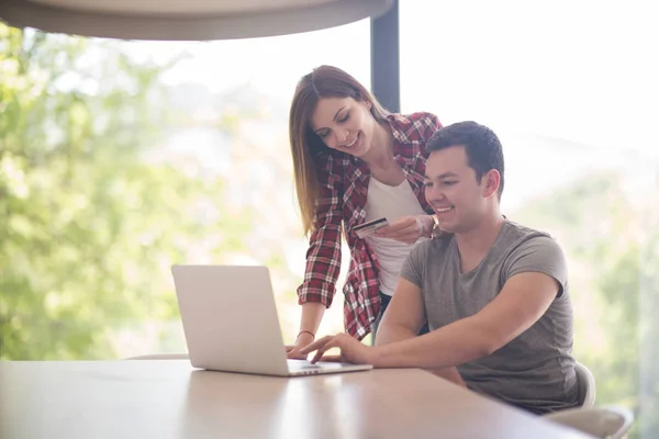 Feliz casal jovem compra online — Fotografia de Stock